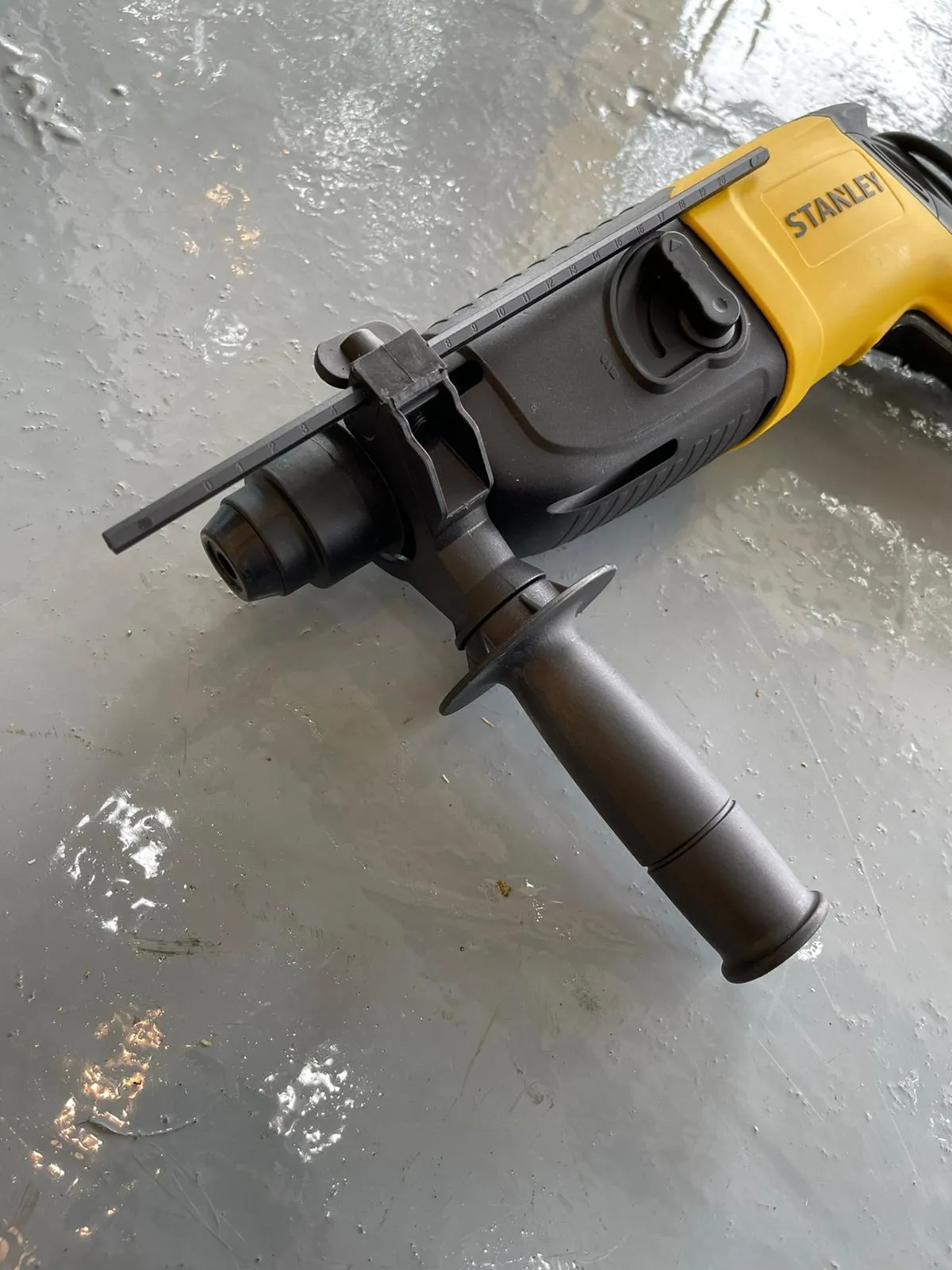 Stanley 2 Mode Rotary Hammer with 20mm , 620 w |  | Model : STHR202K-B1